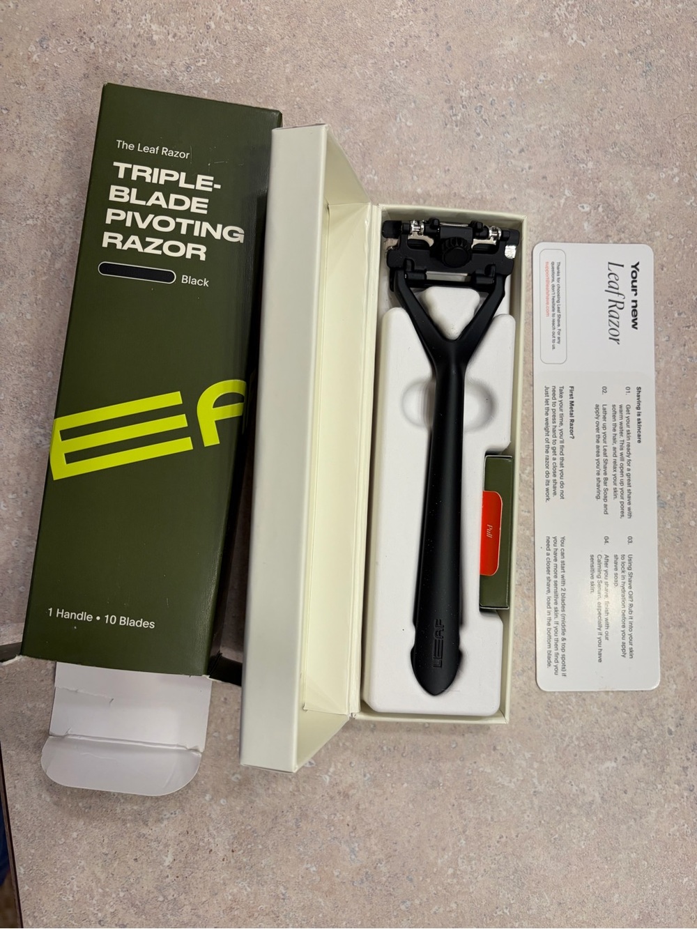 Leaf Triple-Blade Pivoting Razor - Picture 2 of 5